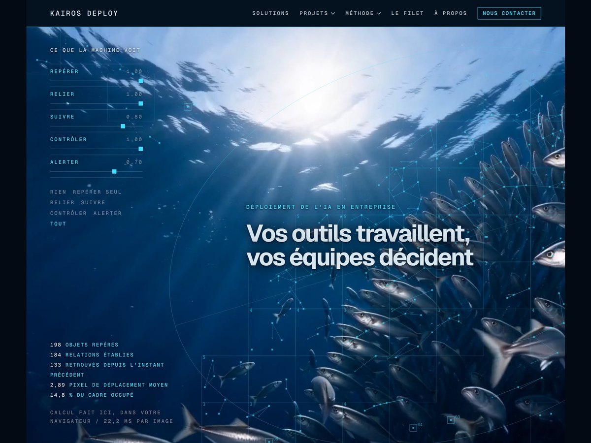 Capture du site Kairos Deploy&nbsp;: un banc de sardines sous la surface éclairée, chaque poisson cerné d'un repère bleu relié aux autres, titre &laquo;&nbsp;Vos outils travaillent, vos équipes décident&nbsp;&raquo;